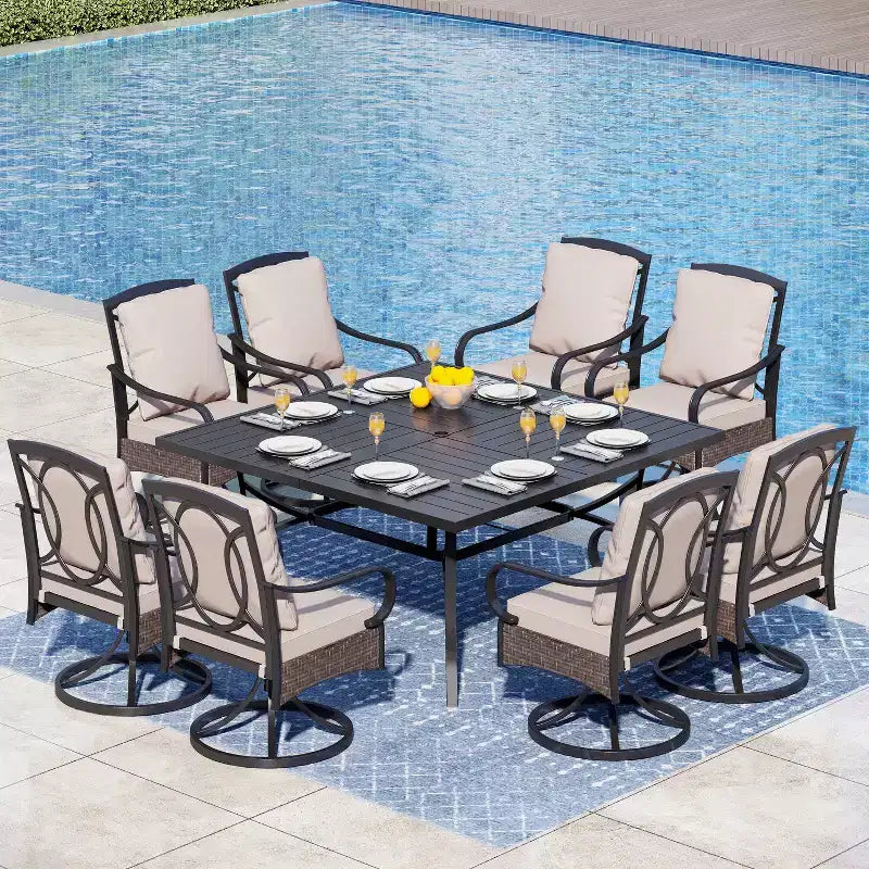 Tavolo quadrato in metallo Captiva Designs da 9 pezzi con ampio piano a doghe e sedie in rattan e metallo con cuscini spessi