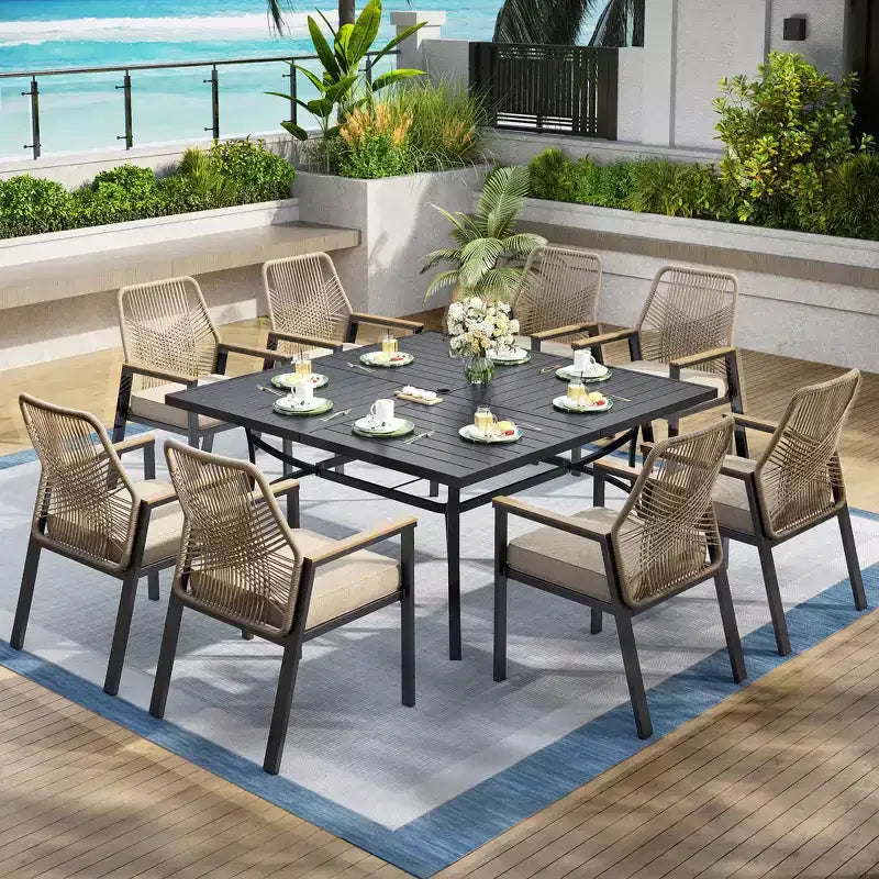 Captiva Designs 9-teiliges Essplatz-Set für die Terrasse mit geräumigem quadratischem Metalltisch mit Lattenplatte und beigefarbenen Rattanstühlen