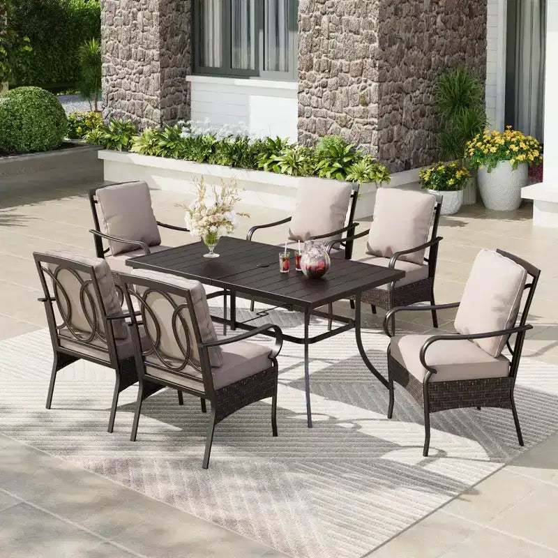 Captiva Designs 7-teiliges Essplatz-Set für die Terrasse mit rechteckigem Stahltisch und Metall-Armlehnstühlen aus Rattan