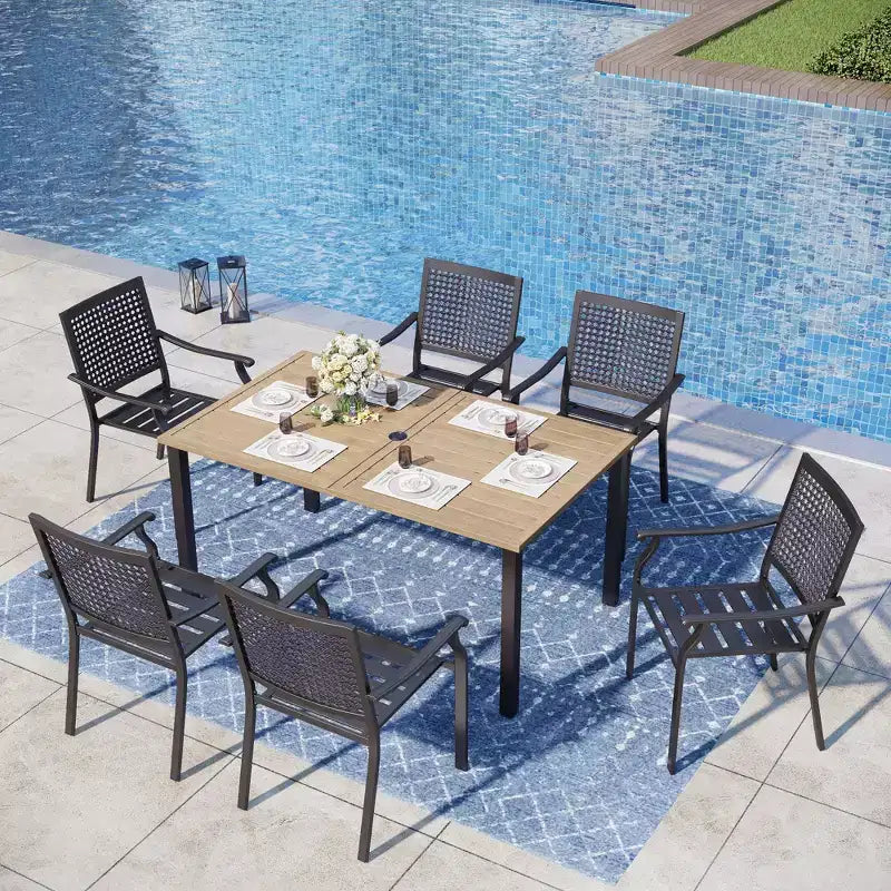 Captiva Designs 7-teiliges Terrassen-Esszimmerset mit Stahltisch in Holzoptik, Sonnenschirmöffnung und stapelbaren Stühlen mit Bullaugenmuster