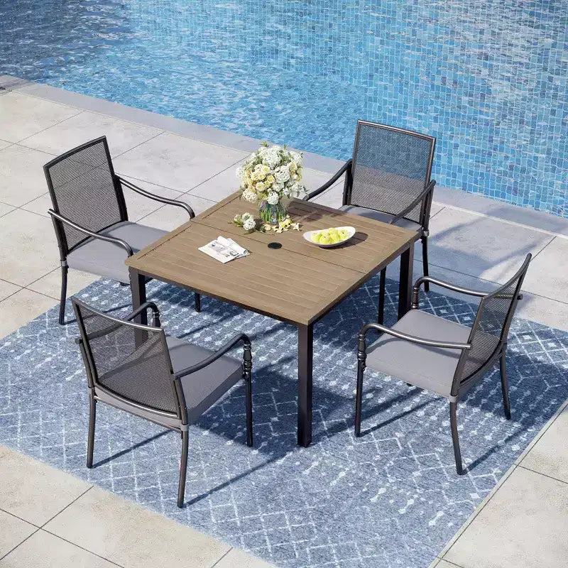 Captiva Designs 5-teiliges Essplatz-Set für die Terrasse mit Stahl-Esstisch mit Sonnenschirmloch und Metallstühlen mit Polstern