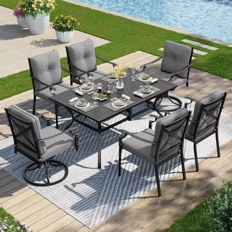 Set da pranzo da patio Captiva Designs con tavolo in acciaio con piano a doghe e sedie in metallo con cuscini