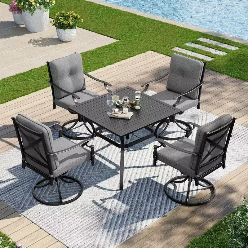 Set da pranzo da patio Captiva Designs con tavolo in acciaio con piano a doghe e sedie in metallo con cuscini