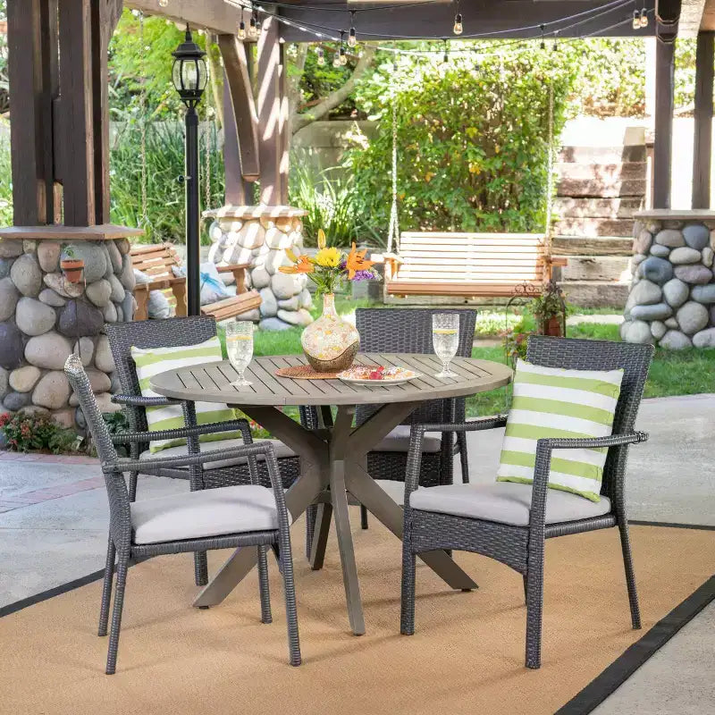 GDFStudio Tara 5-teiliges Outdoor-Ess-Set aus Korbgeflecht und Akazienholz mit Kissen