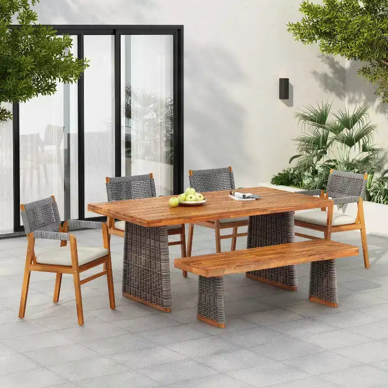 Set da pranzo rustico da esterno Christopher Knight Home Amara da 6 pezzi in legno di acacia, con tavolo a doghe in rattan e cuscini