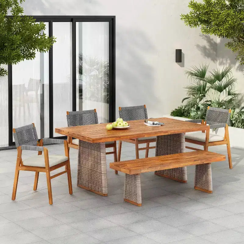 Rustikales 6-teiliges Esszimmerset „Liliana“ von Christopher Knight Home aus Akazienholz für draußen mit Rattan-Tisch mit Lamellenplatte und Polstern