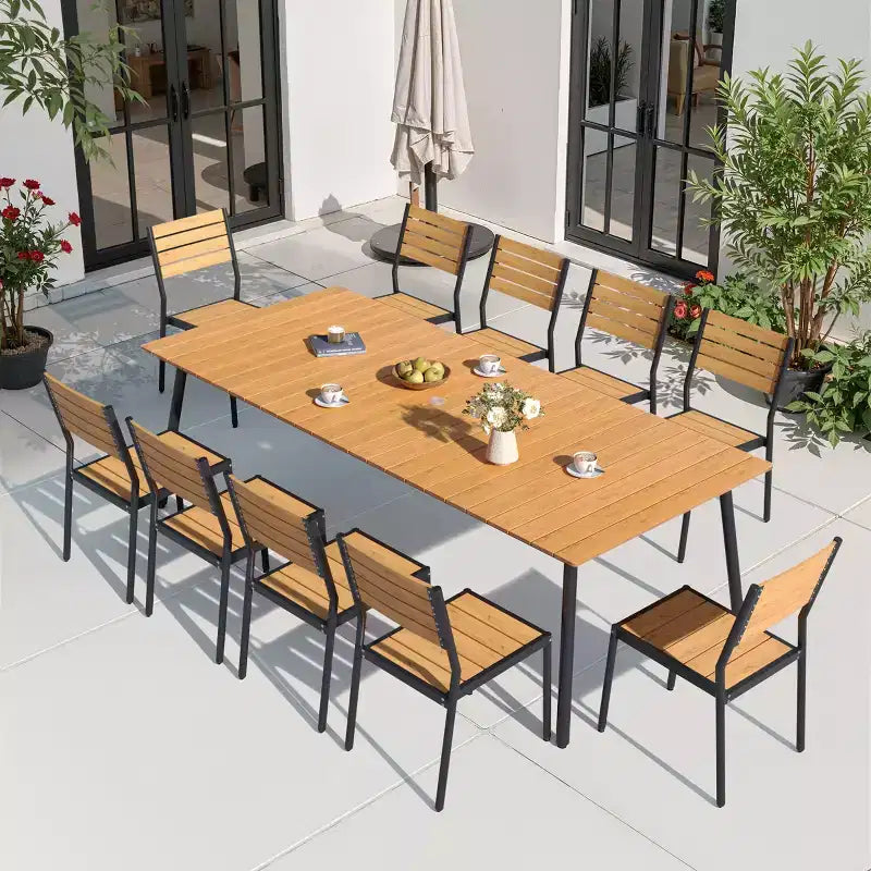 Crestlive Products 11-teiliges Esszimmer-Set für große Gesellschaften auf der Terrasse, Aluminiumrahmen, stapelbare Stühle, tischähnliche Holzoptik, Sonnenschirmöffnung