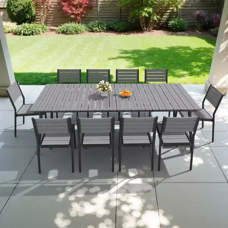 Crestlive Products 11-teiliges Esszimmer-Set für große Gesellschaften auf der Terrasse, Aluminiumrahmen, stapelbare Stühle, tischähnliche Holzoptik, Sonnenschirmöffnung
