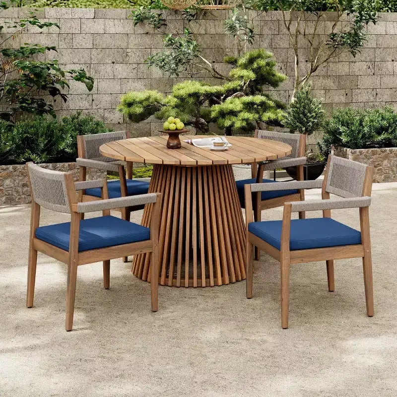 Set da pranzo rotondo da esterni con base centrale, tavolo da 5 pezzi in legno di acacia con piano a doghe e 4 sedie con schienale intrecciato e cuscini per patio-Panipeachy