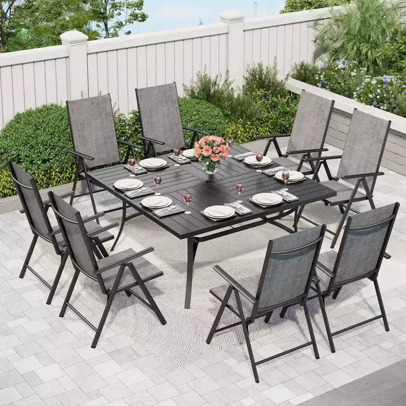 Set da pranzo da esterno per patio Captiva Designs composto da 9 pezzi, con spazioso tavolo quadrato in metallo con piano a doghe e foro per ombrellone, e 8 sedie pieghevoli reclinabili