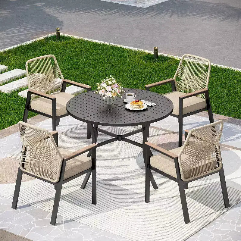 Captiva Designs 5-teiliges rundes Metall-Essset für die Terrasse mit Tischplatte aus Latten und dicken Polster-Schwenksesseln aus Korbgeflecht