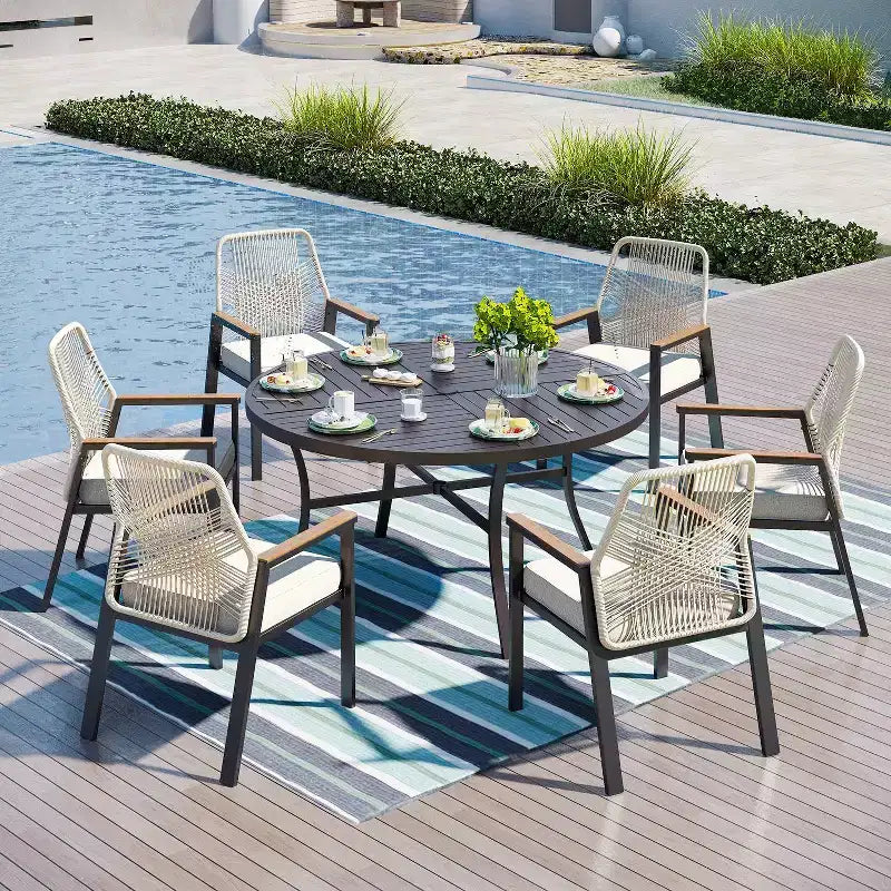 Captiva Designs 7-teiliges rundes Esstisch-Set aus Stahl mit Lamellenplatte und drehbaren Polyrattan-Stühlen mit dicken Polstern